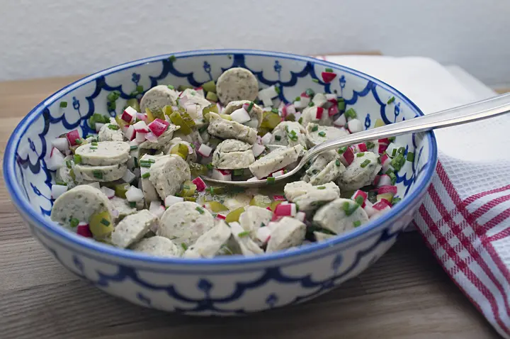 Lauwarmer Weißwurstsalat an Senf-Vinaigrette