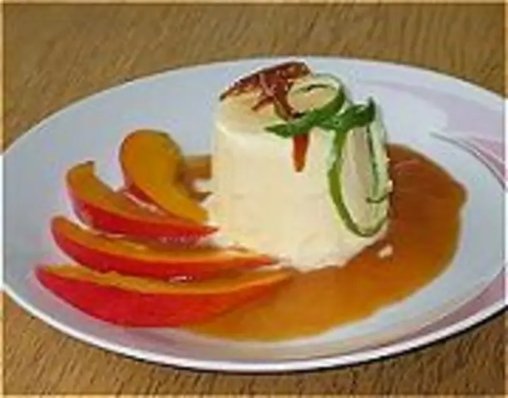 Limettenparfait auf Fruchtspiegel 