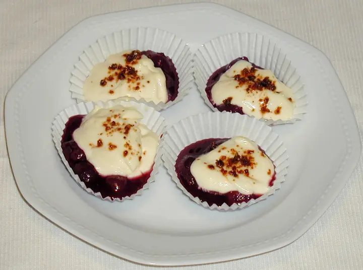 Marzipancreme auf Rotweinweichseln