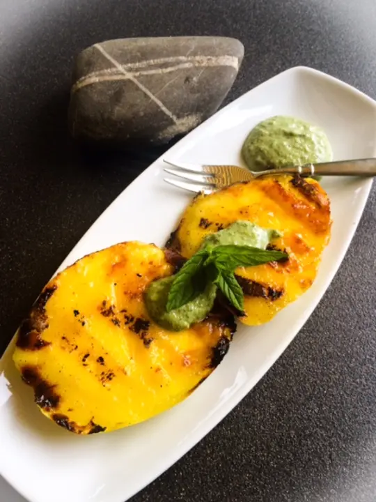 Gegrillte Mango mit Minzepesto