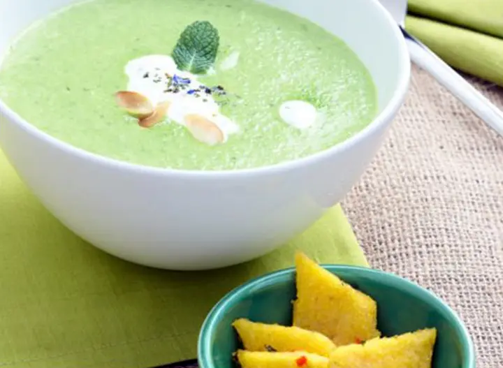 Erbsen-Minz-Suppe mit Polentaschnittchen