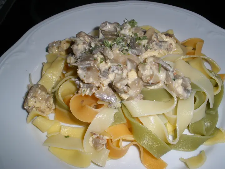 Tagliatelle mit Champignons, Speck und Morzarella
