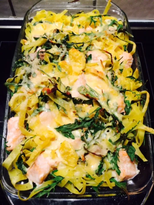 Nudelauflauf mit Lachs und Rucola