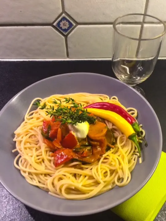 Nudeln mit Gemüse-Rahm Sauce