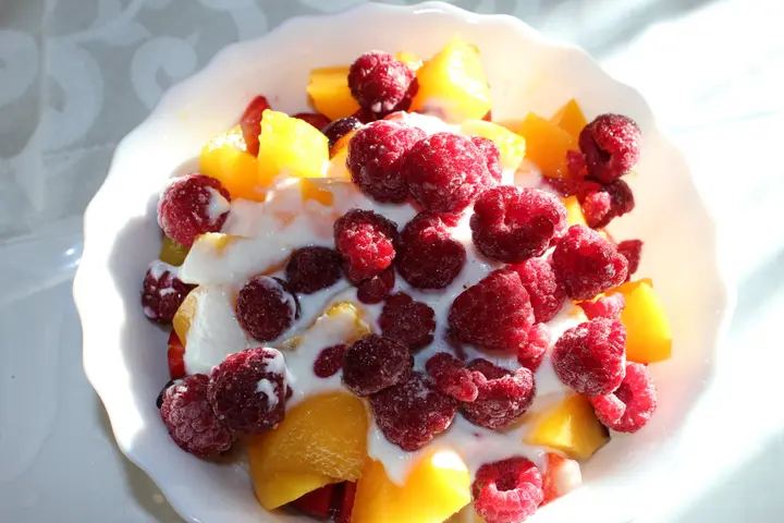Obstsalat mit Pfirsichen