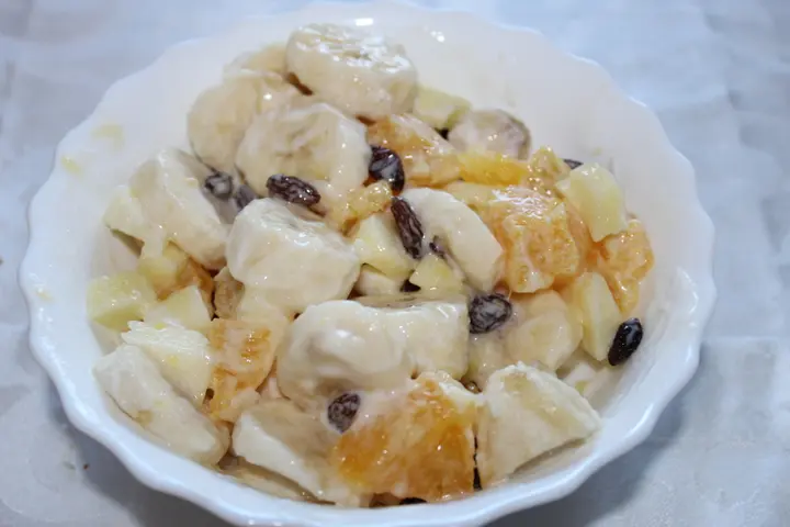 Obstsalat mit Rosinen