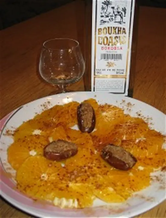 Orangensalat mit gefüllten Datteln