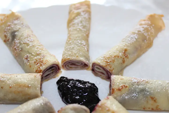 Palatschinken mit Heidelbeermarmelade