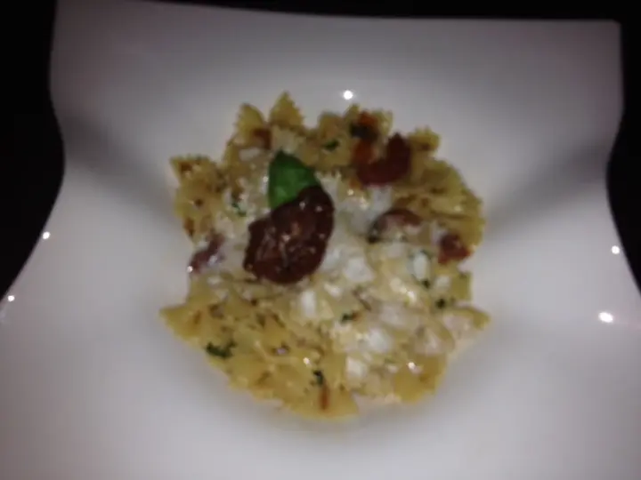 Nudeln ( Farfalle) mit Parmesanschaum und getrockneten Tomaten