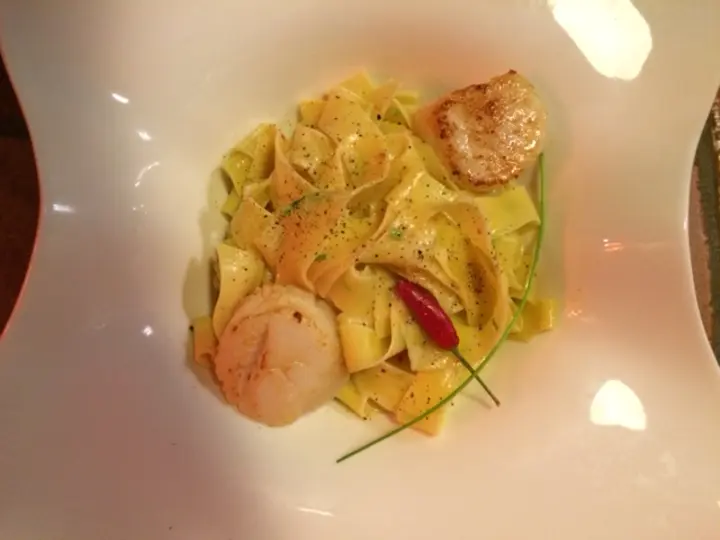 Tagliatelle in Weißweinsauce und mit Jakobsmuscheln