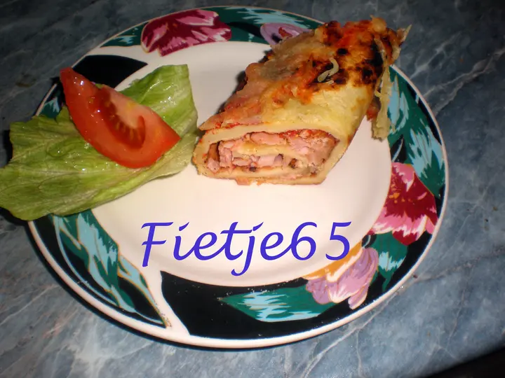 Pizzapfannenkuchen gerollt