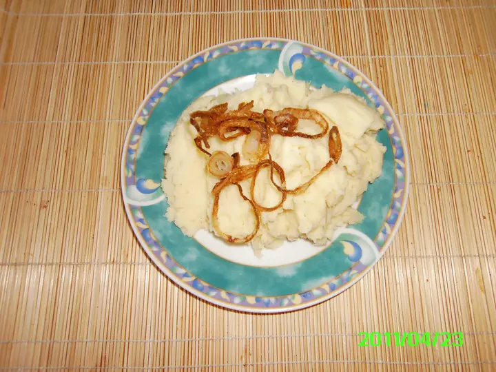 Kartoffelpüree mit Zwiebelringen