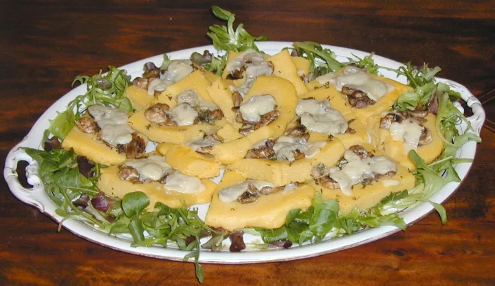 Polentaschnitten mit Pilzen
