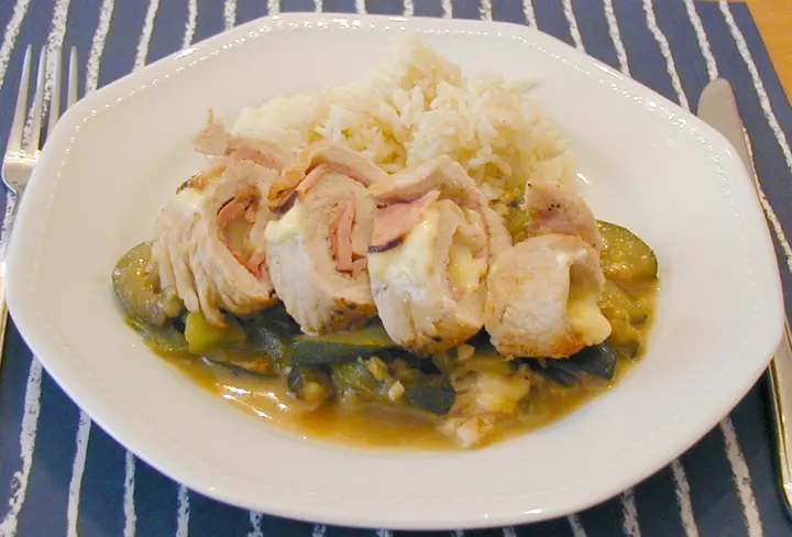 Putenroladen auf Zucchinigemüse