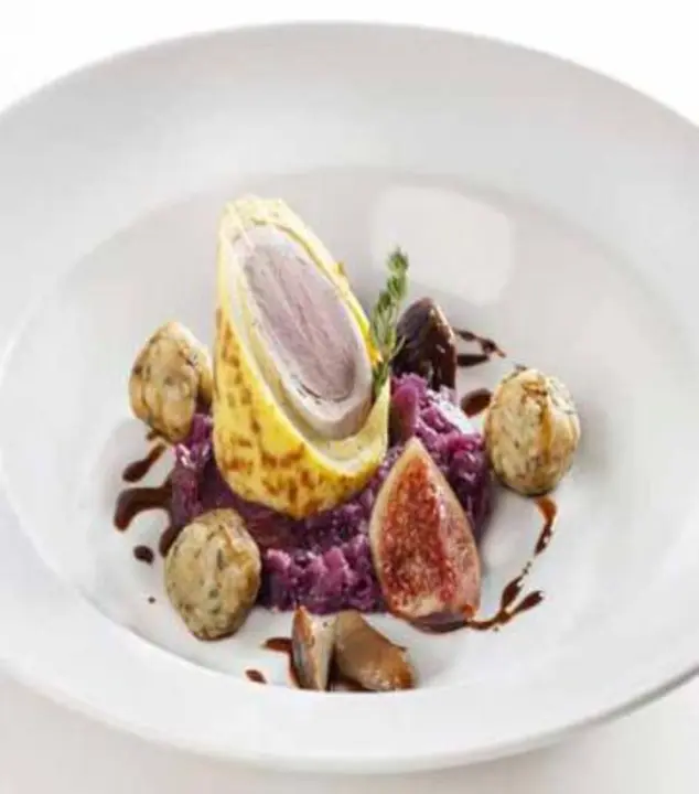 Rehrücken im Waldpilz-Crêpe gebacken auf Feigen-Rotkohl