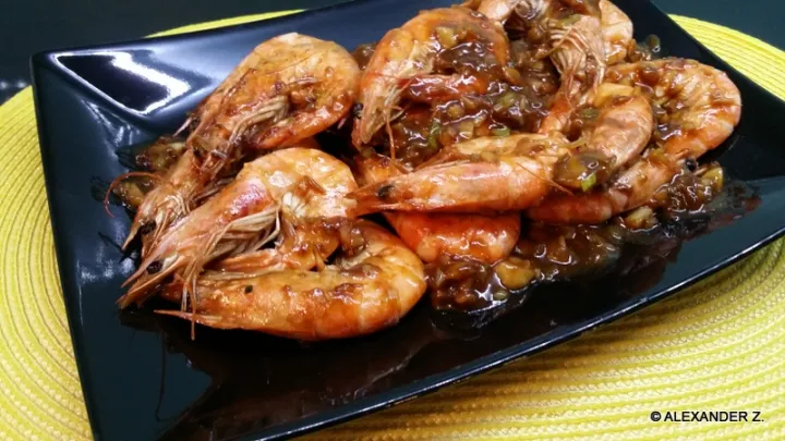 Gebratene Riesengarnelen in pikanter Sauce