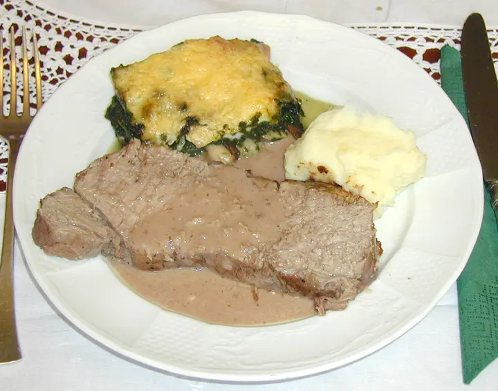 Rindsbraten in Rotweinsauce