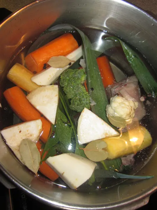 RINDSKNOCHENSUPPE im Schnellkochtopf