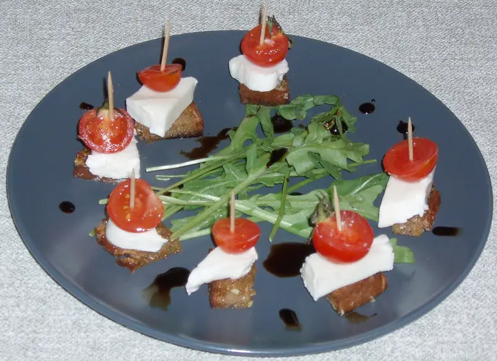 Rucolasalat mit Caprese-Türmchen