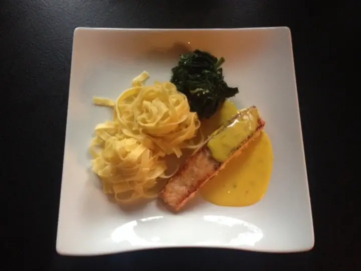 Lachsfilet mit Safransauce