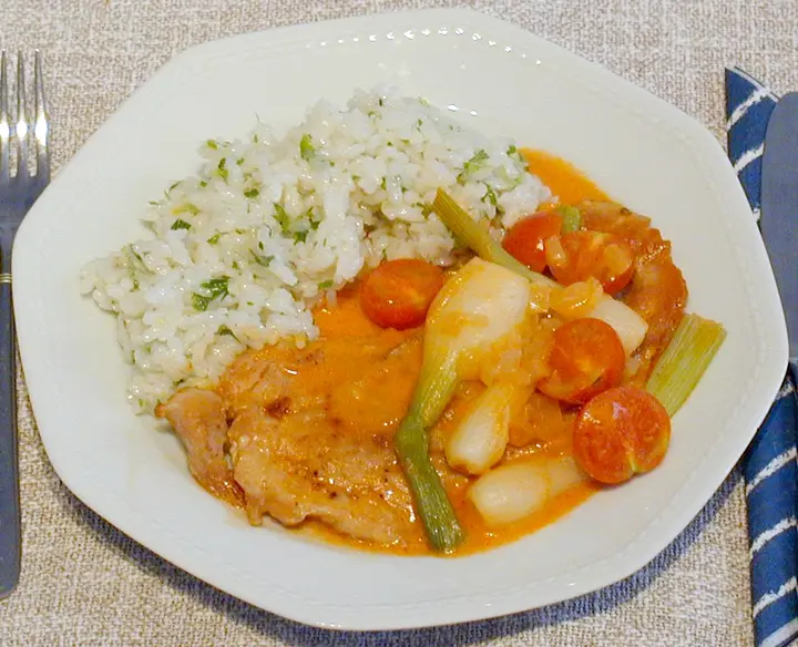 Schnitzel mit Paradeis-Jungzwiebel-Sauce