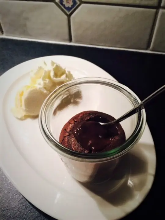 Einfacher Schokokuchen mit flüssigen Kern