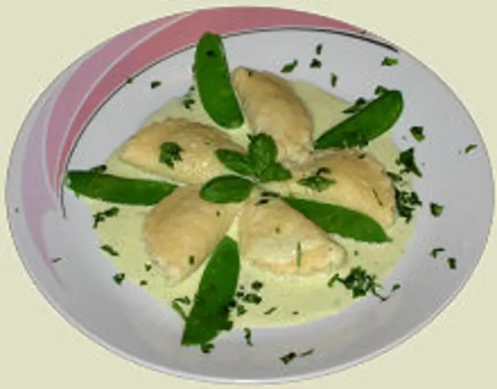 Schrimpstascherln mit Basilikumsauce