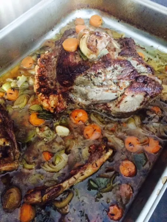 Schopfbraten mit würzigen Safterl