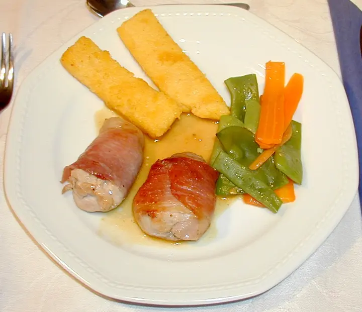 Schweinsmedaillons im Rohschinkenmantel