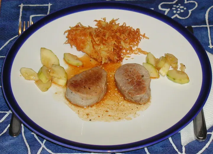 Schweinsmedaillons mit Strohkartoffeln
