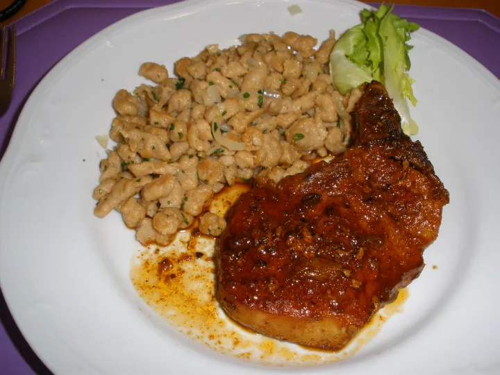 Pikantes Kotelett mit Spätzle