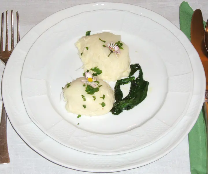 Spargelmousse mit frittiertem Bärlauch