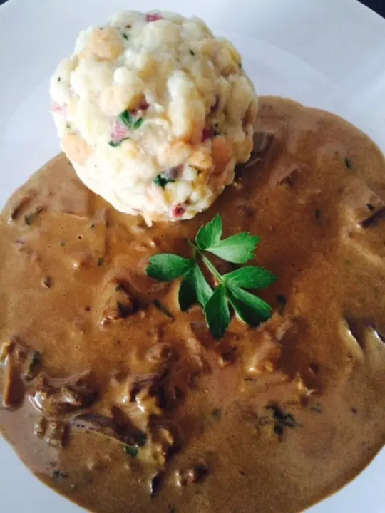 Speck-Knödel+Pilzrahmsauce