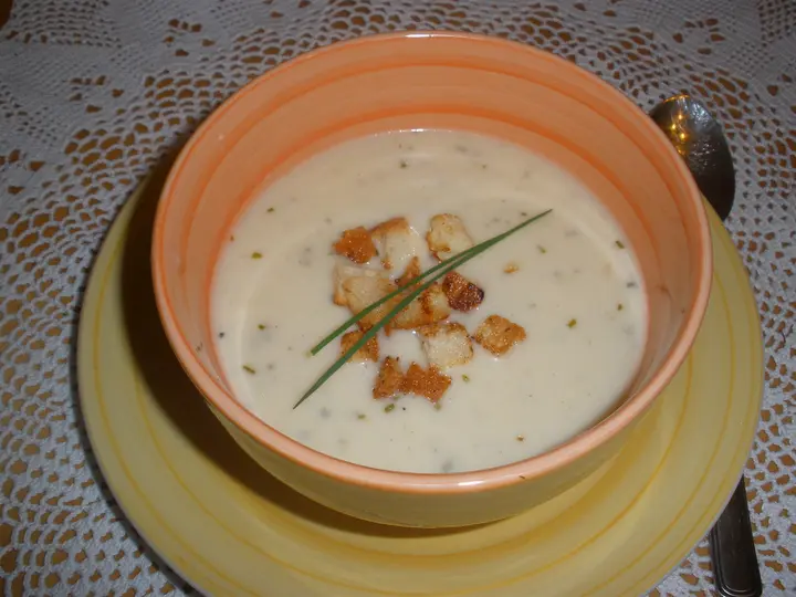 Knoblauchrahmsuppe mit Croutons