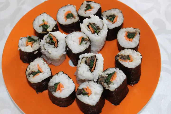 Sushi mit Champignons und Spinat