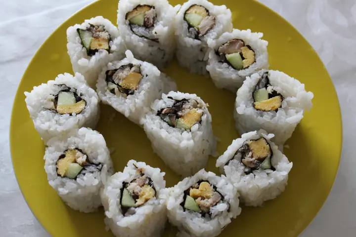Sushi mit Omelett, Gurke und Sardine