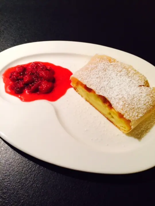 Topfenstrudel mit Fruchtsauce
