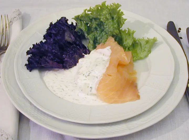 Verlorenes Ei mit Räucherlachs