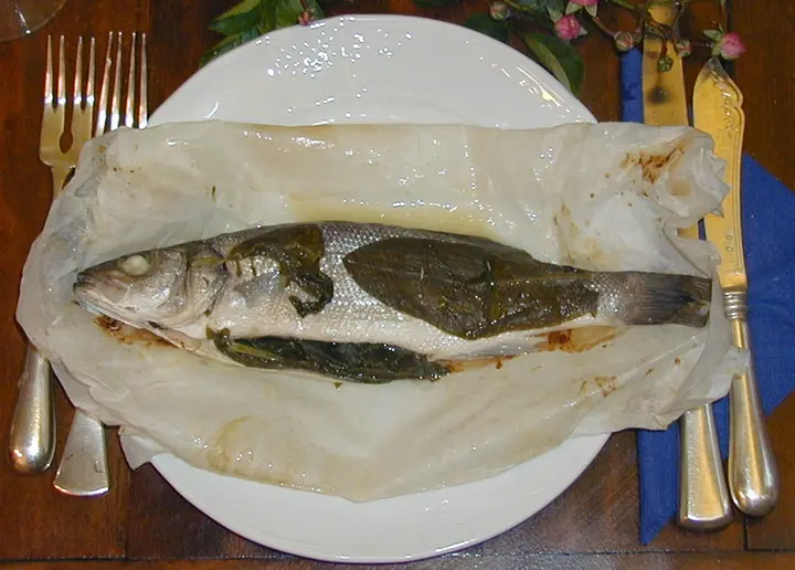 Wolfsbarsch (Branzino) in der Papierhülle