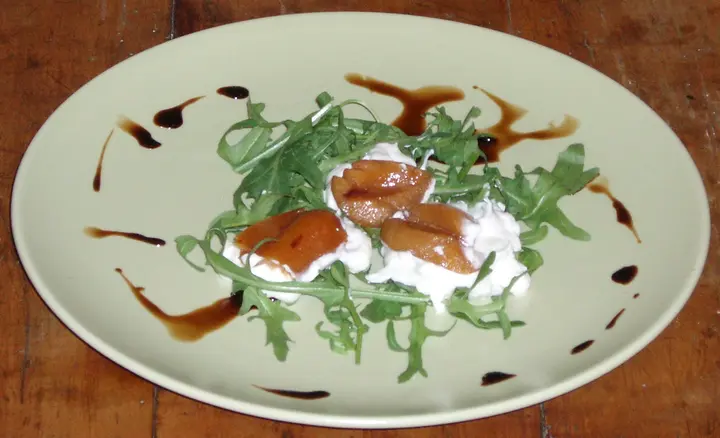 Ziegenfrischkäse mit Zwetschken auf Rucola