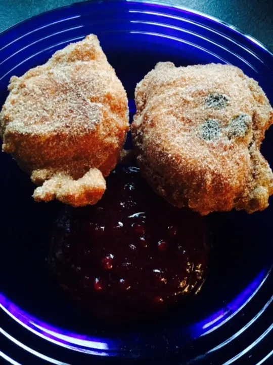 Zimt-Vanille Krapfen + Preiselbeer-Minz Sauce