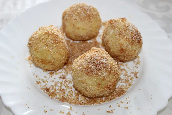 Zwetschkenknödel aus Kartoffelteig