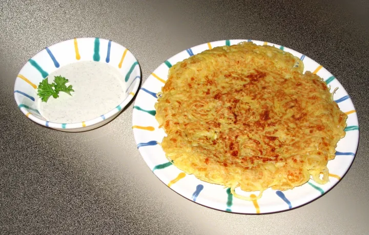 Zwiebelpuffer mit Pfeffersahne