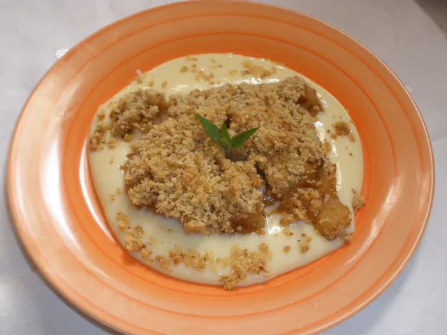 Apfel Crumble  mit Vanillesoße