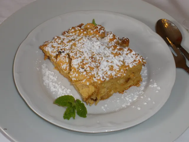 Scheiterhaufen mit Topfen und Äpfel