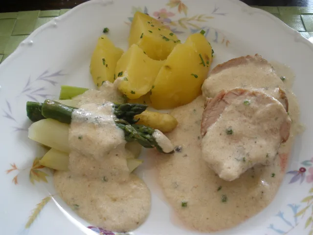 Medaillons pikant gebraten mit Spargel