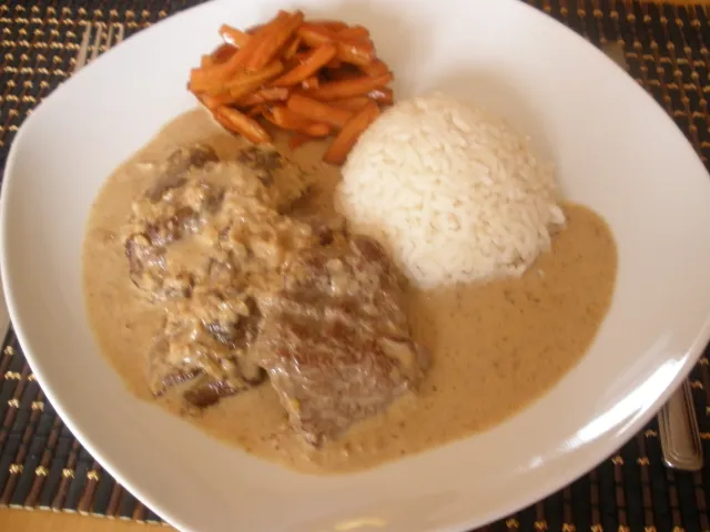 Känguru in Senf - Zwiebelsoße