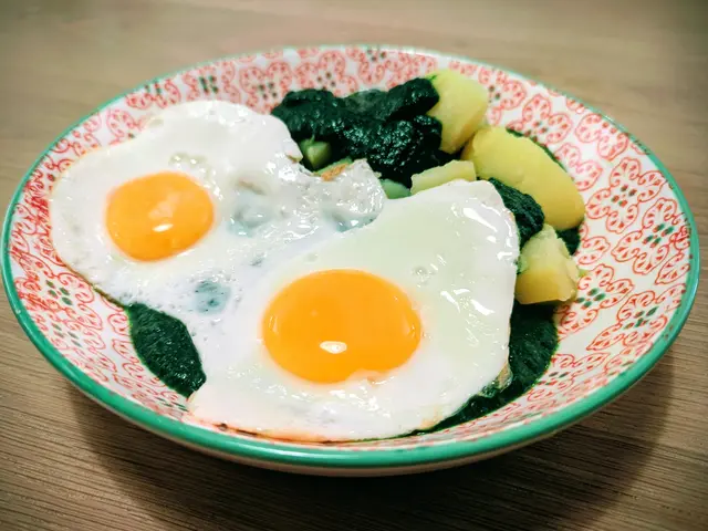 Köstlicher Cremespinat mit Erdäpfel und Spiegelei