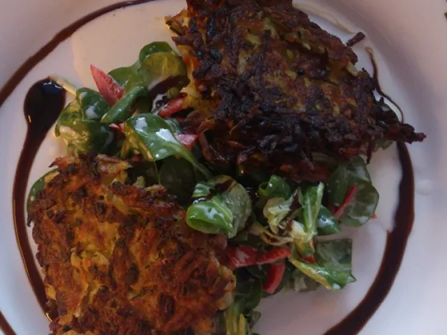 Zucchini Rösti auf Vogerlsalat