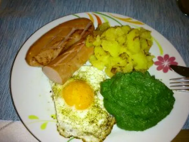 Augsburger mit Spinat